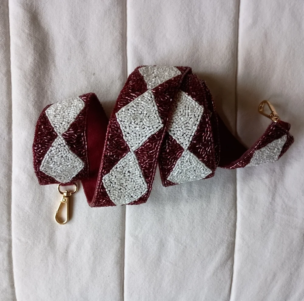NWOT Burgundy and White Diamond Shape Beaded Purse Crossbody Strap - Picture 4 of 5
